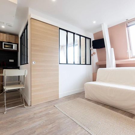 Amazing Apartment Under The Roof In Paris 8Th Buitenkant foto