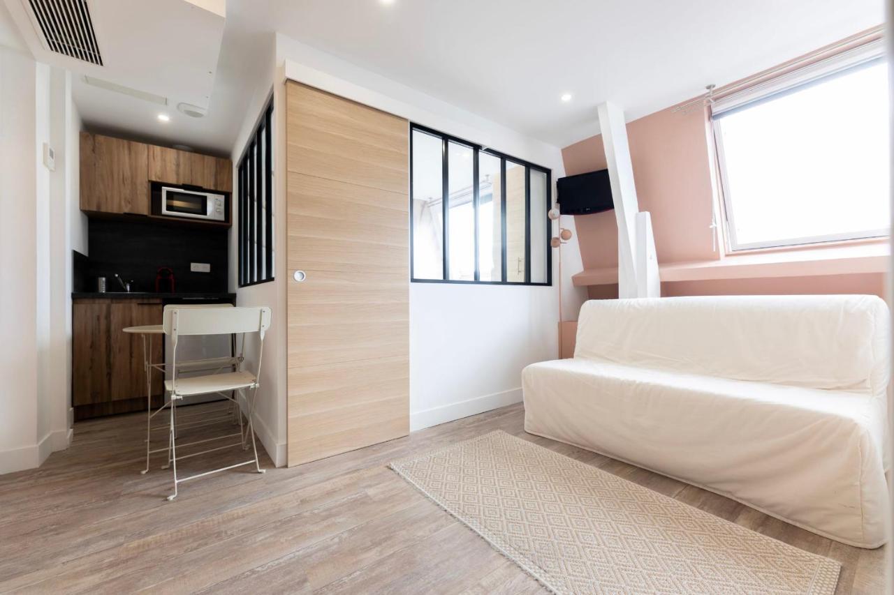 Amazing Apartment Under The Roof In Paris 8Th Buitenkant foto